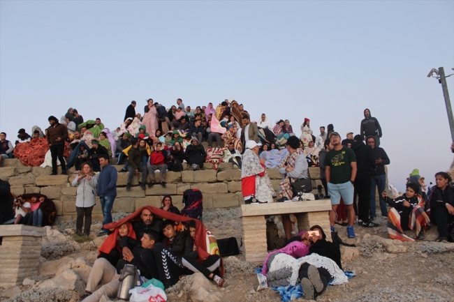 Turistler güneşin doğuşunu Nemrut Dağı'ndan izledi
